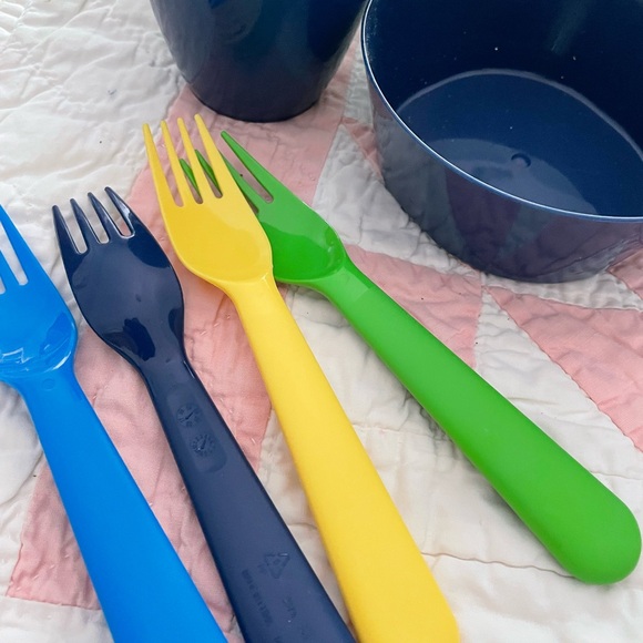 Vintage Picnic Basket with Complete Set of Dinnerware! - Picture 6 of 12